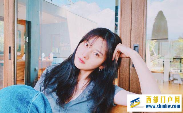 宋祖儿在阳台晒自拍照,无意中曝光豪宅内景,说不羡慕那是假的!(图2) 宋祖儿在阳台晒自拍照,无意中曝光豪宅内景,说不羡慕那是假的!(图2)