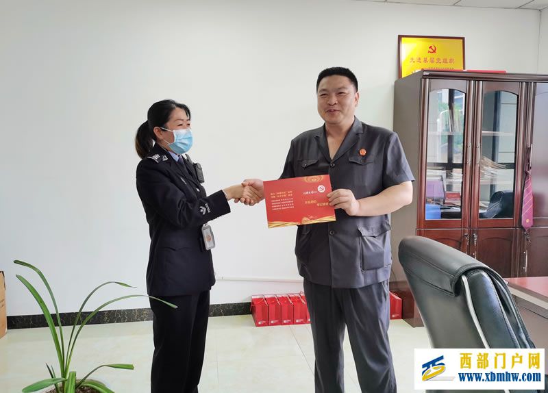 过“政治生日”,强党性意识 ——永善法院机关第一支部为党员过“政治生日”(图1) 22.jpg