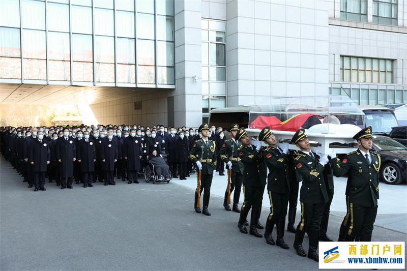 习近平等党和国家领导同志到医院为江泽民同志送别并护送遗体到八宝山火化(图4) 习近平等党和国家领导同志到医院为江泽民同志送别并护送遗体到八宝山火化(图4)