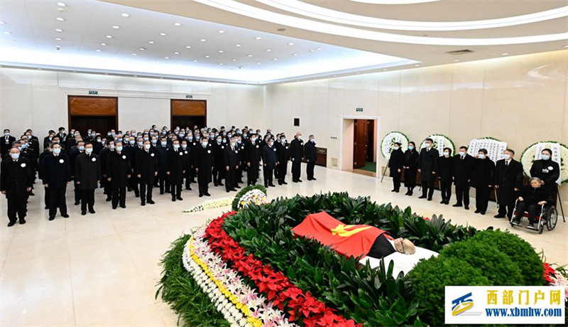 习近平等党和国家领导同志到医院为江泽民同志送别并护送遗体到八宝山火化(图5) 习近平等党和国家领导同志到医院为江泽民同志送别并护送遗体到八宝山火化(图5)