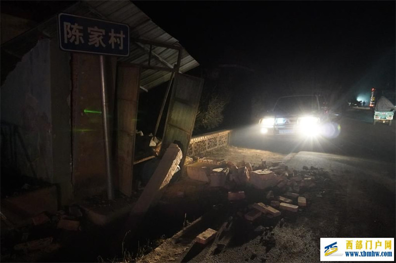 甘肃受损公路已抢通 客货列车恢复通行(图1) 甘肃受损公路已抢通 客货列车恢复通行(图1)