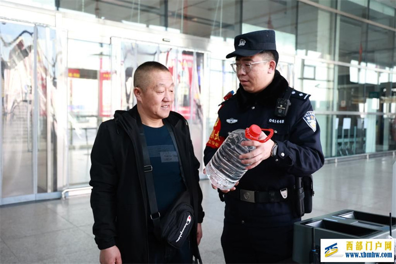 包头铁路公安:守牢“站车线” 护航“平安年”(图2) 包头铁路公安:守牢“站车线” 护航“平安年”(图2)