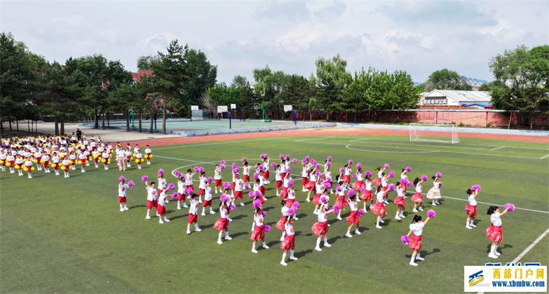 内蒙古扎兰屯:校园啦啦操 快乐舞起来(图5) 内蒙古扎兰屯:校园啦啦操 快乐舞起来(图5)