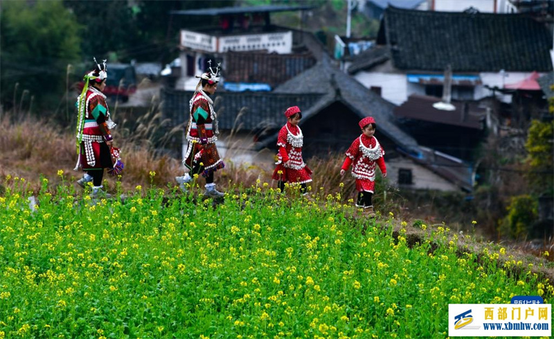 两对苗族双胞胎姐妹共赴“甘囊香”(图5)