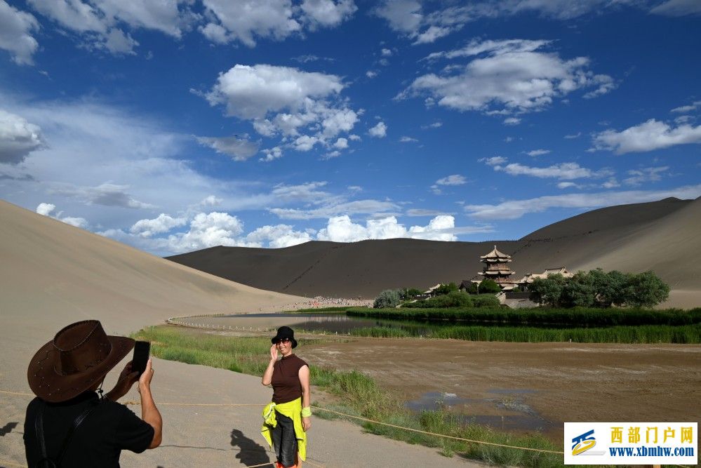 月牙丰满！中国“沙漠第一泉”迎水深水域20余年最大值(图3)