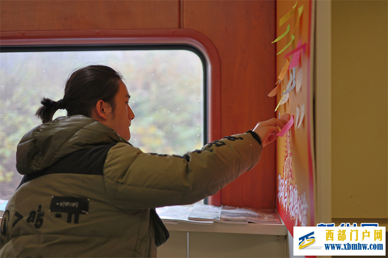 贵阳客运段Z78次“列车书吧”启程(图3) 贵阳客运段Z78次“列车书吧”启程(图3)